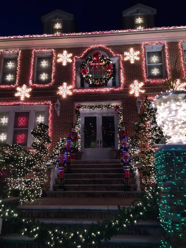 Decorazioni Natale New York.Dyker Heights Il Quartiere Piu Natalizio Del Mondo Barefoot New York