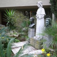 Statue of Saint Elizabeth Ann Seton with busts of William Seton and Filippo Filicchi