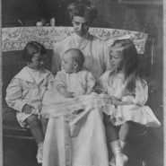 Eleanor Roosevelt as a young mother, with her children Anna, James and Franklin.